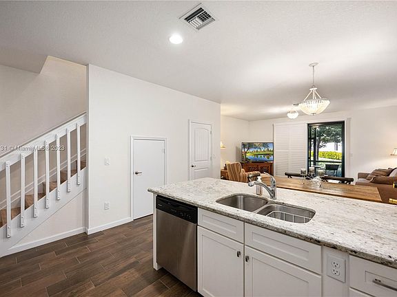 5th image of 4210 N Dixie Hwy #30
