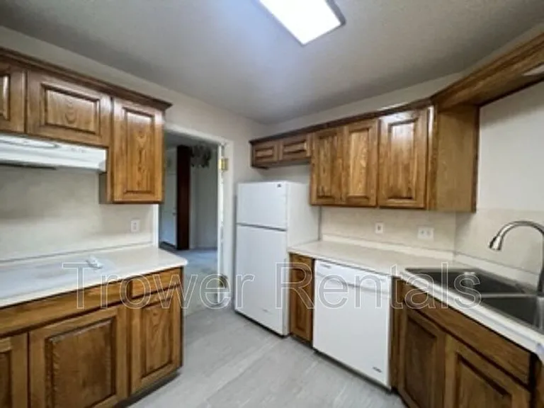 3913 Lyndale Dr — Photo 11