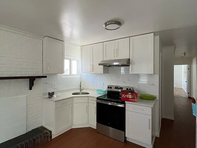 Robinson Ave — Photo 1