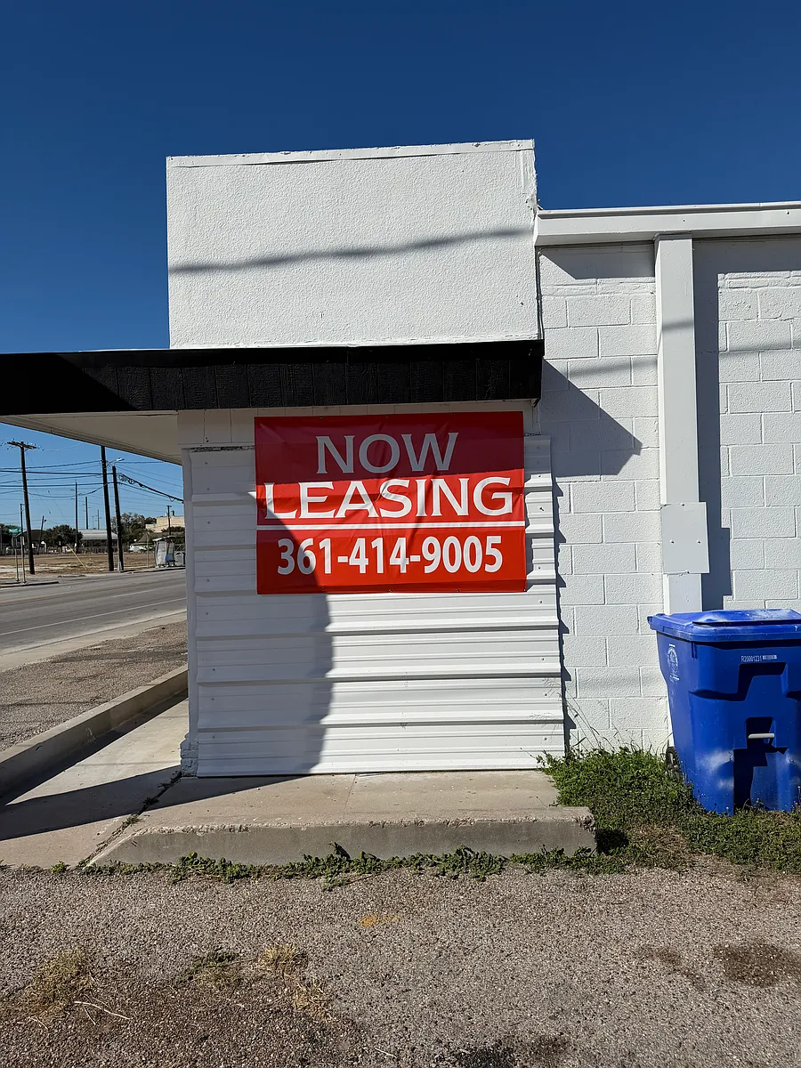 Building Photo - 122 N Staples St #A