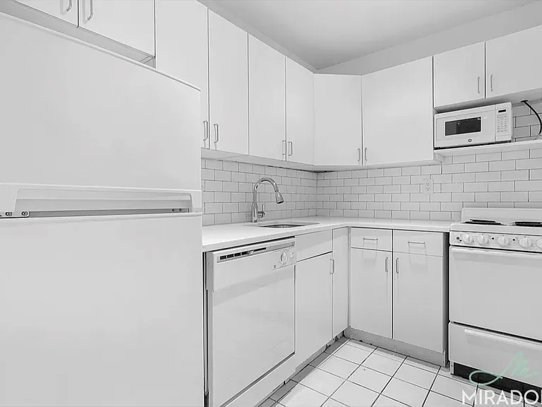 132 E 45th St #8F — Photo 4