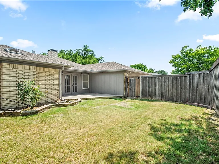 2309 Lawndale Dr — Photo 23