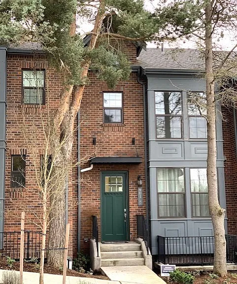 901 W McGraw St — Photo 2