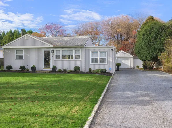 22 Barracuda Rd, East Quogue, NY 11942