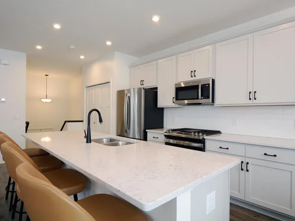 8698 London Cir NE #E, Blaine, MN 55449