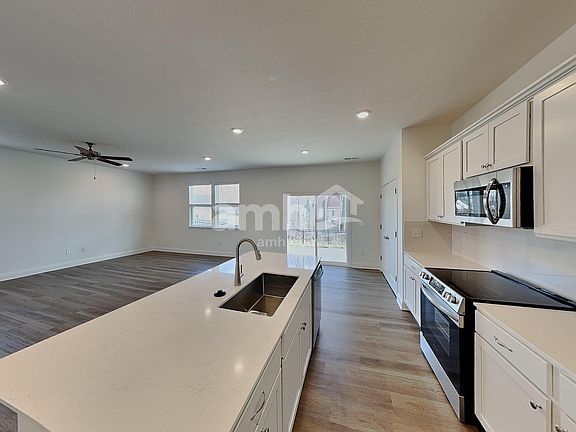 3rd image of 1004 Heritage Blvd