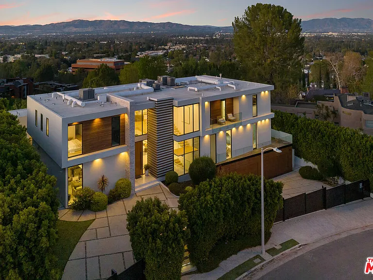16801 Oak View Dr — Photo 1
