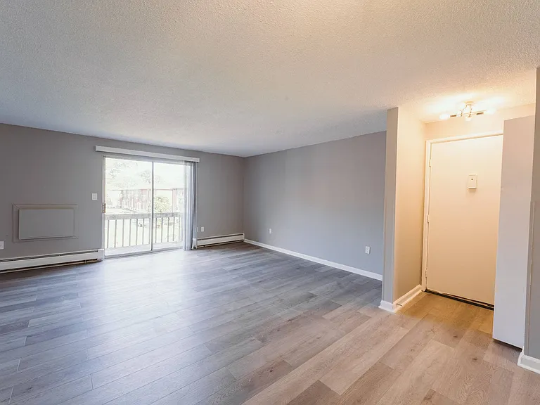 BAY SHORE APARTMENTS — Photo 9