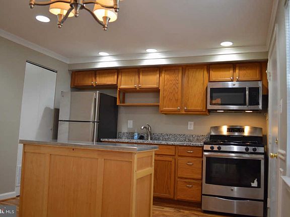 3rd image of 411 Harwood Pl