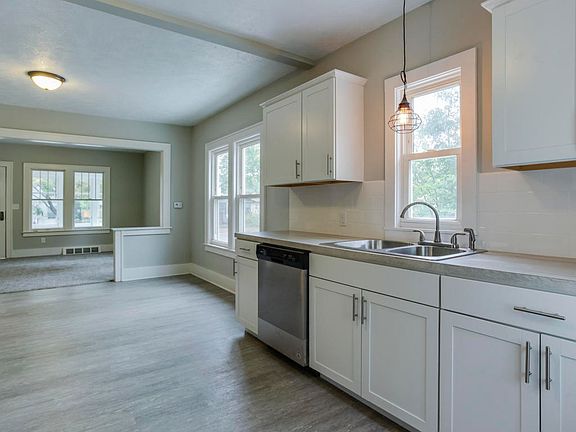 5th image of 344 Janet St SE