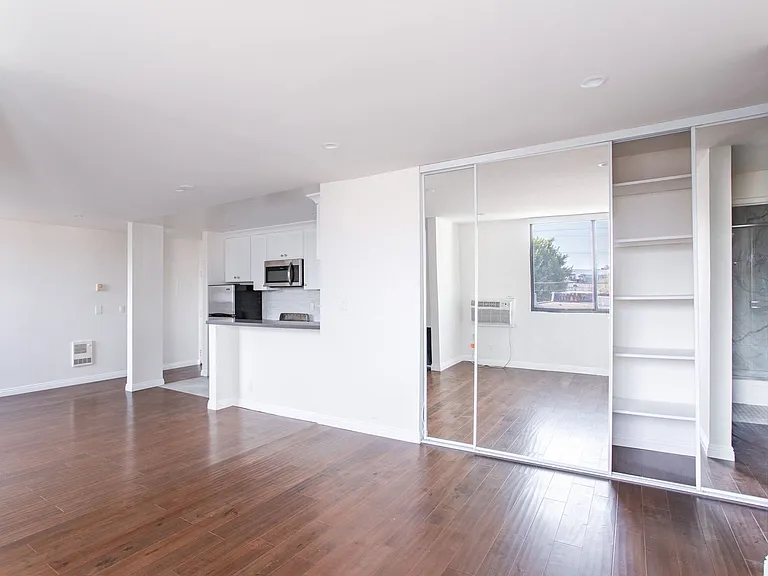 724 N West Knoll Dr — Photo 4