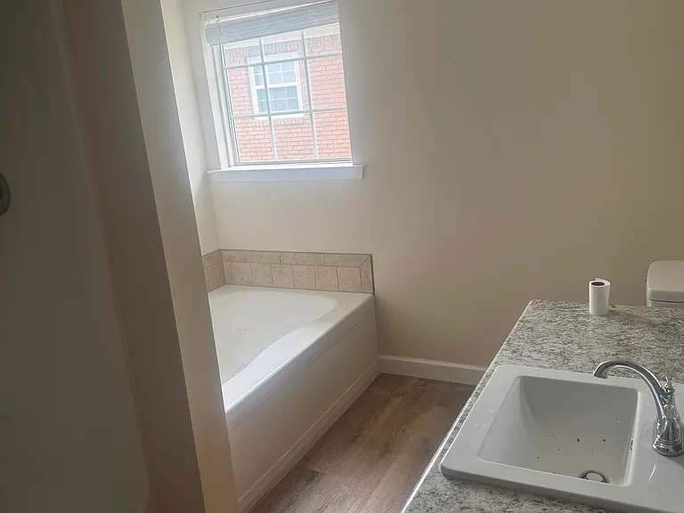 19 S Heathrow Dr NW — Photo 5
