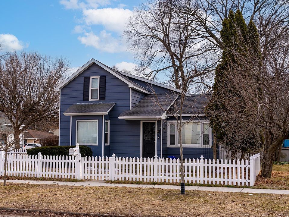 1st image of 320 E Wisconsin St