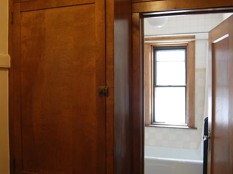 553 West Oakdale Avenue — Photo 8