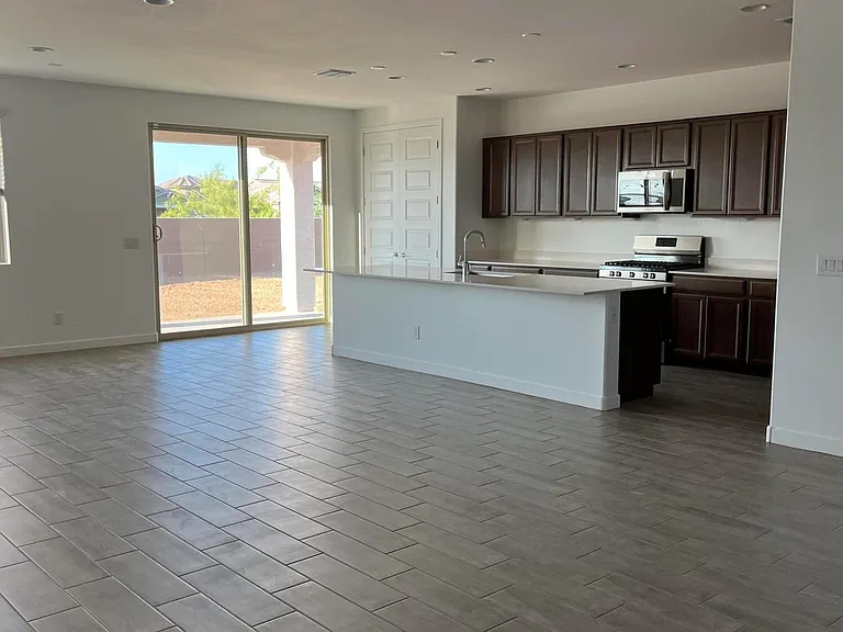 9426 W Sells Dr — Photo 4