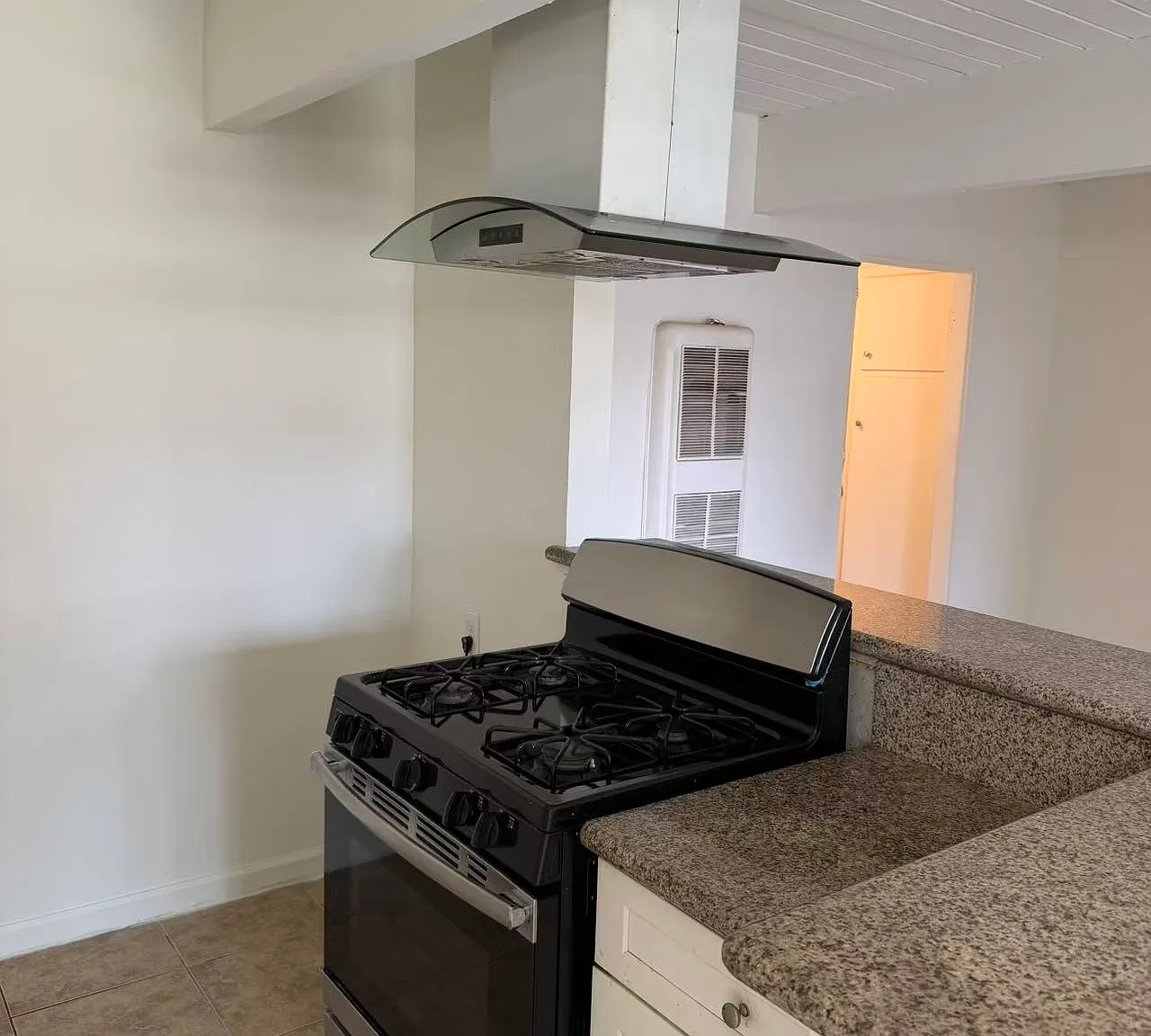 1 bed, 950 sqft, $2,000 — Photo 3