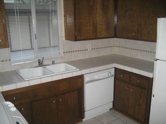 Kitchen, sink & dishwasher