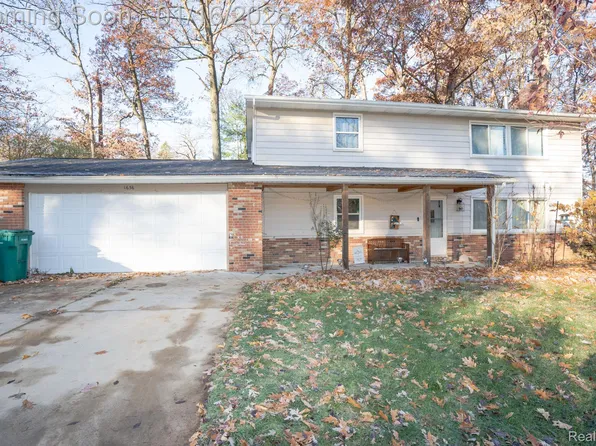 1636 Inner Dr, Ortonville, MI 48462