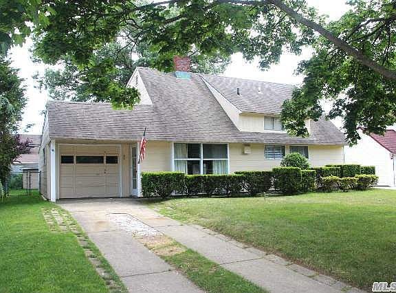 3rd image of 161 Duck Pond Dr