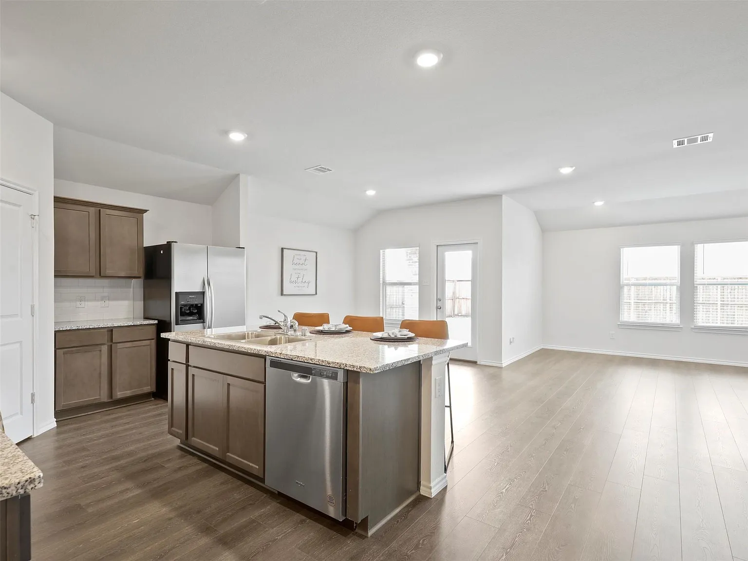 4 bed, 1851 sqft, $2,495 — Photo 4