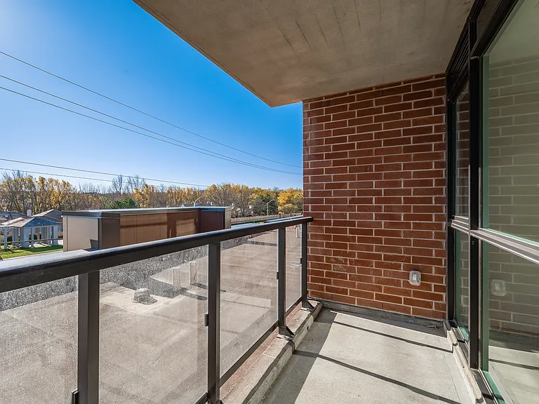 460 Columbia St W — Photo 34