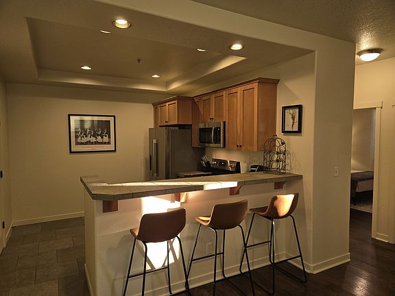 Kitchen w/ dining bar