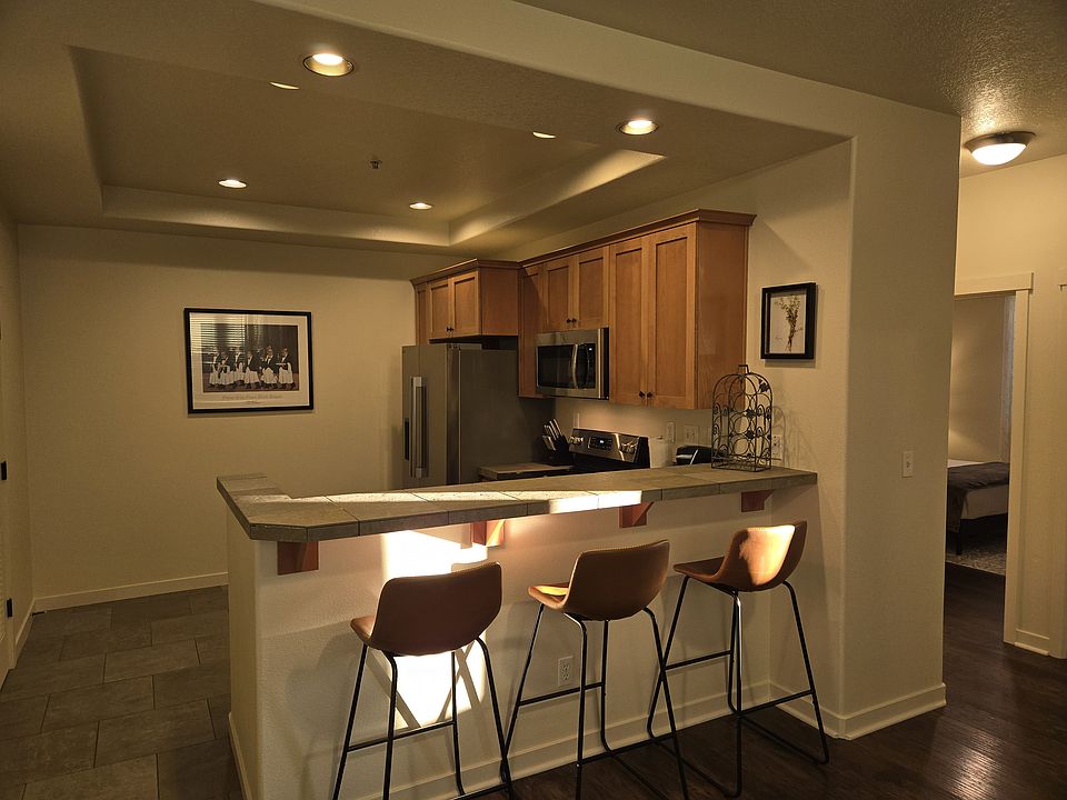 Kitchen w/ dining bar