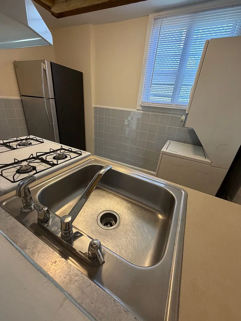 Large Apartment - Germantown — Photo 4