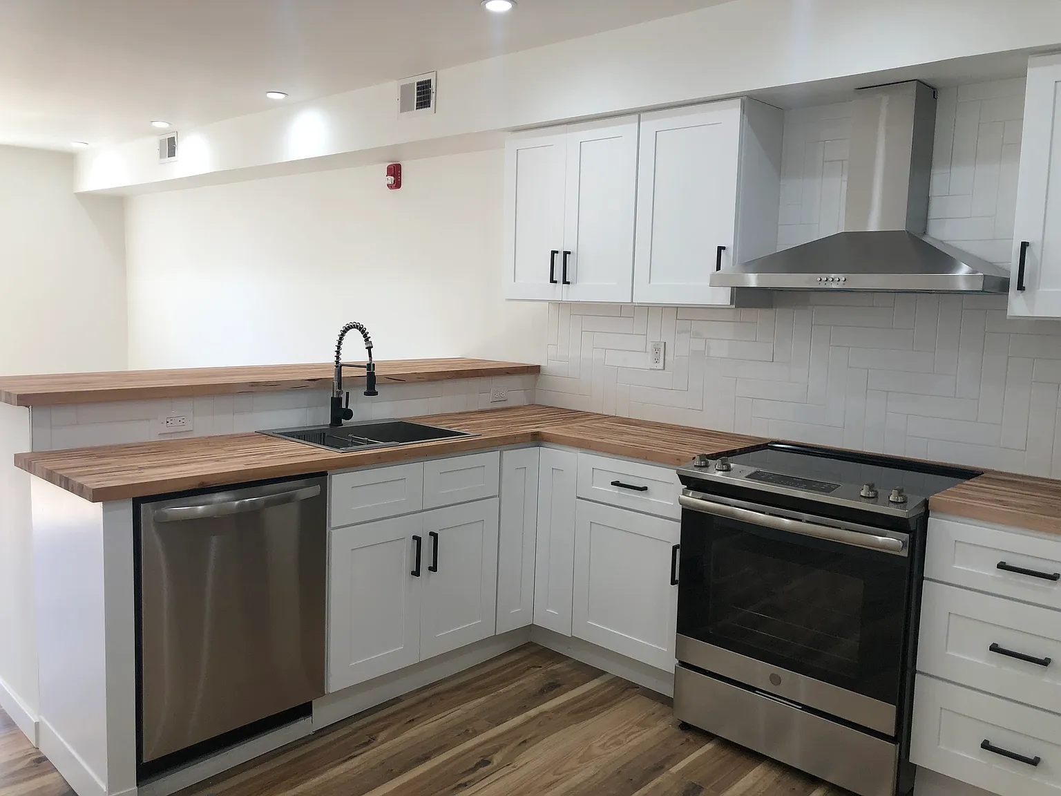 2 bed, 900 sqft, $1,700 — Photo 2
