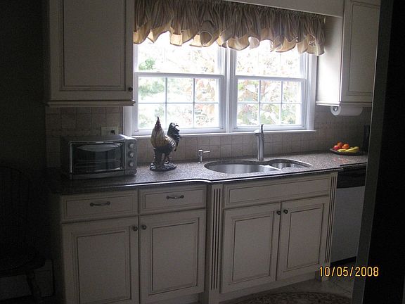 Kitchen w/cream colored maple cabs