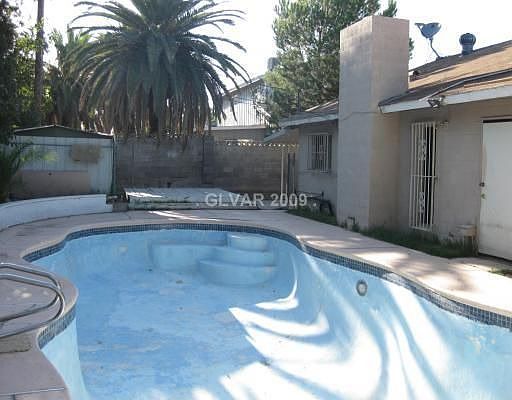 4th image of 2235 Capistrano Ave