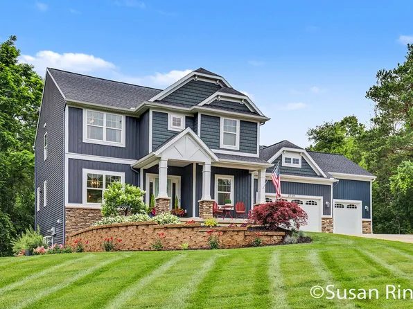 3769 Walnut Springs Dr NE, Grand Rapids, MI 49525