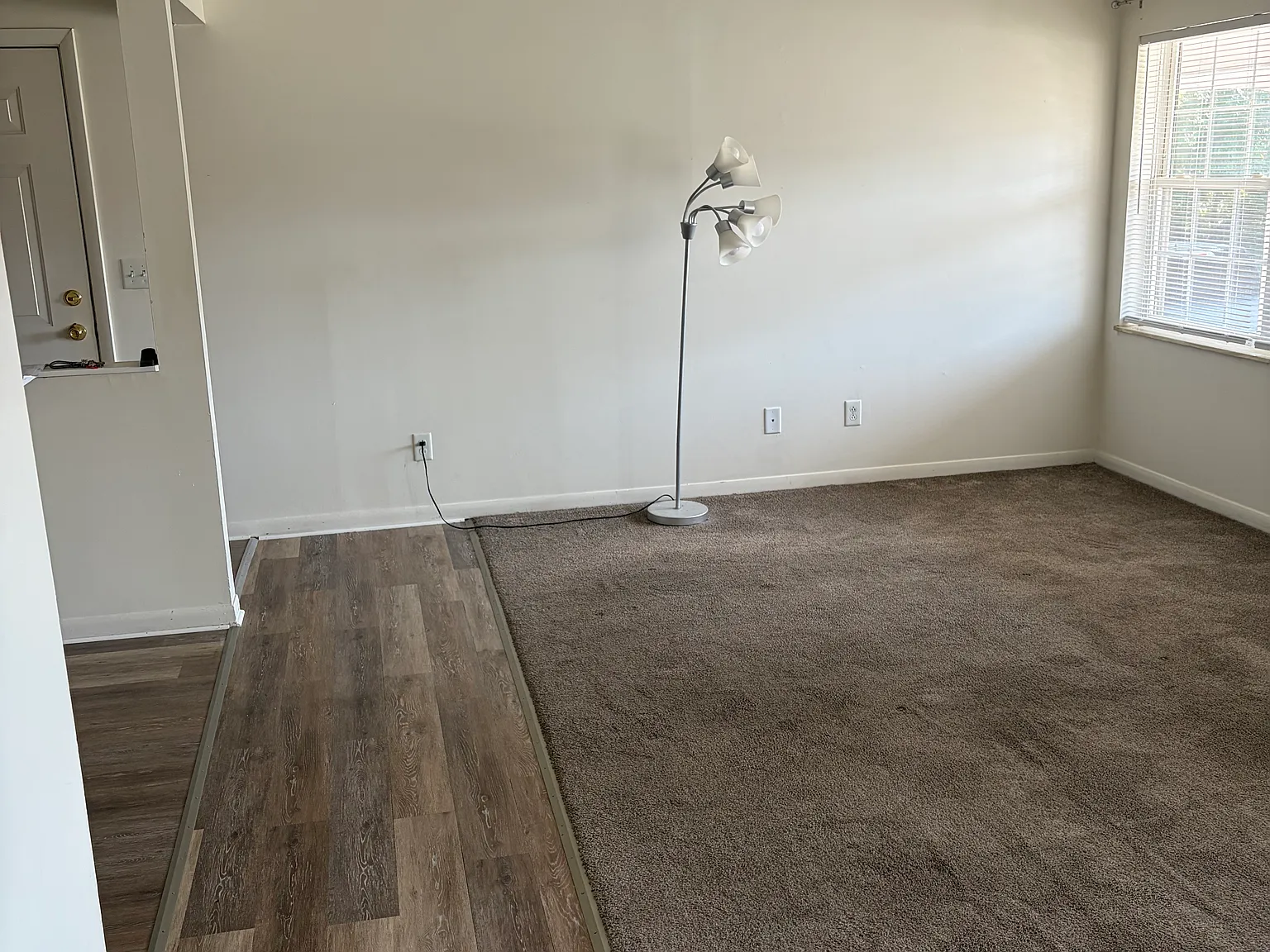 2 bed, 2.5 bath, 900 sqft, $900 — Photo 2