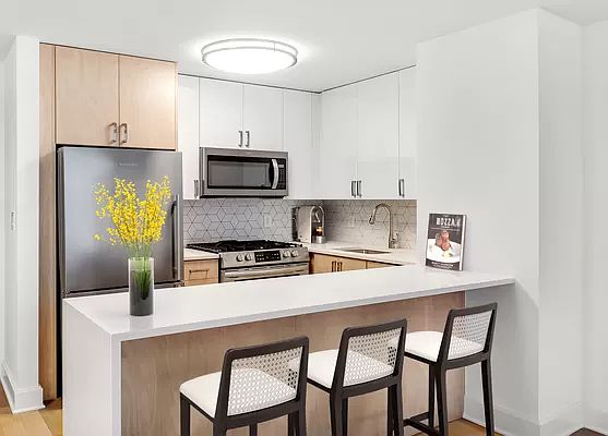3rd image of 200 W 79th St APT 6H