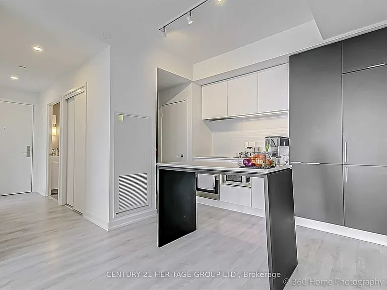 33 Helendale Ave #1011 — Photo 8