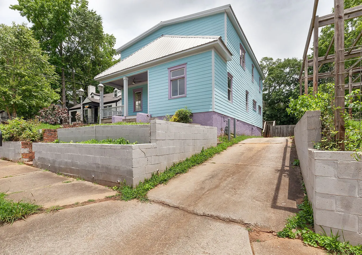Spacious 6bd/3ba in Grant Park w/ Large Fenced in Backyard & Steps From the Park! — Photo 2