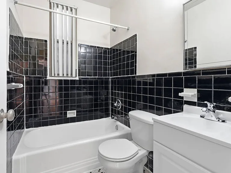 Empire Apartments — Photo 15