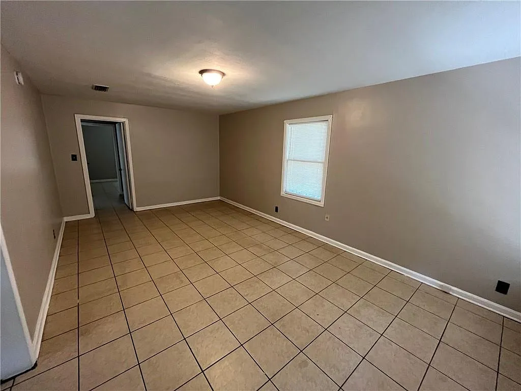 3 bed, 1.0 bath, 912 sqft, $950 — Photo 3