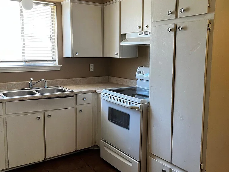 811 Acton Ave — Photo 8