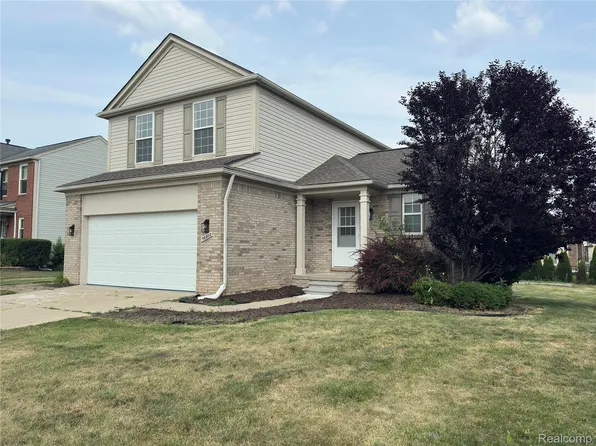 56602 Winding Creek Dr, Macomb, MI 48042