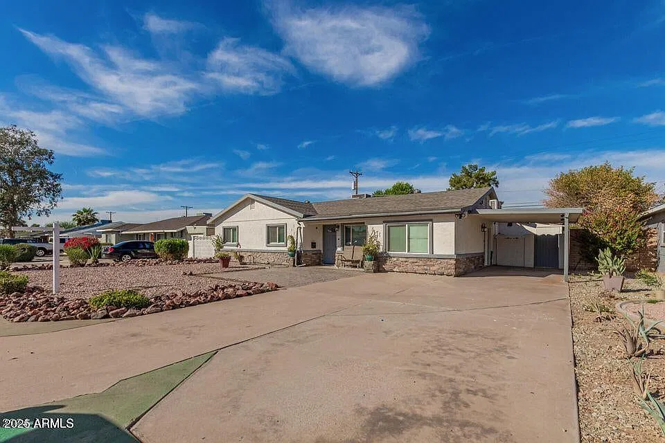 5 bed, 1983 sqft, $3,495 — Photo 2
