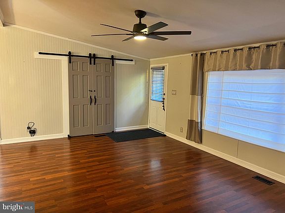 3rd image of 746 Valley Dr
