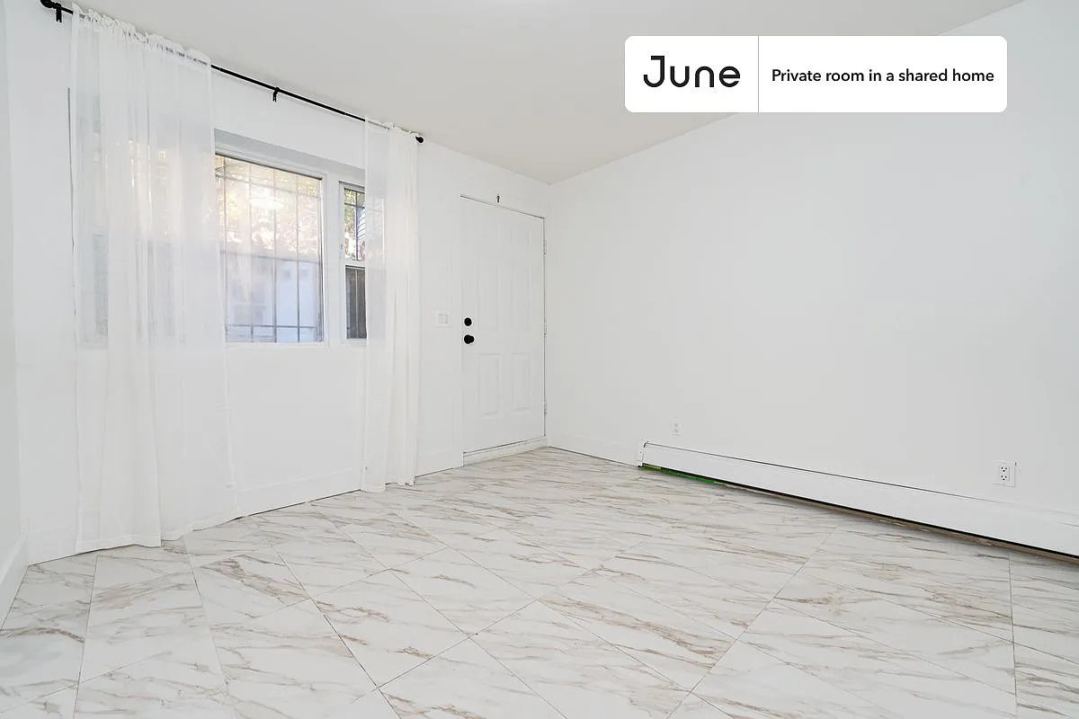 Queen bedroom in 3 bed/1 bath home in Bedford-Stuyvesant #1792 B — Photo 2