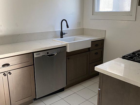 3rd image of 1419 De La Vina St APT 3