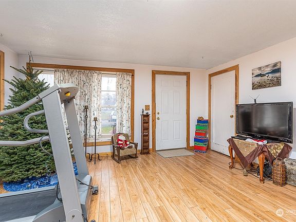 5th image of 212 S 39th Avenue