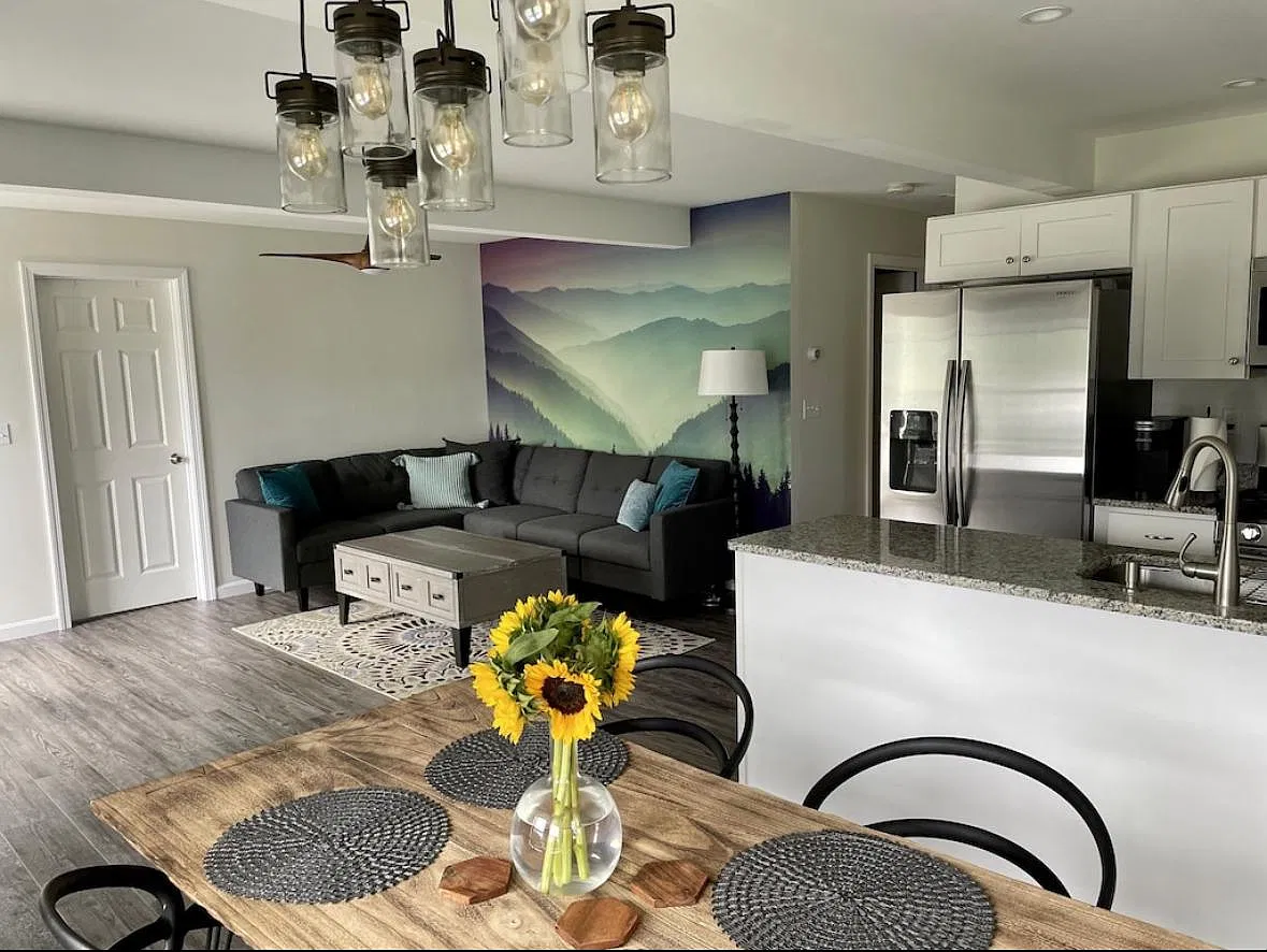 3 bed, 1320 sqft, $2,200 — Photo 2