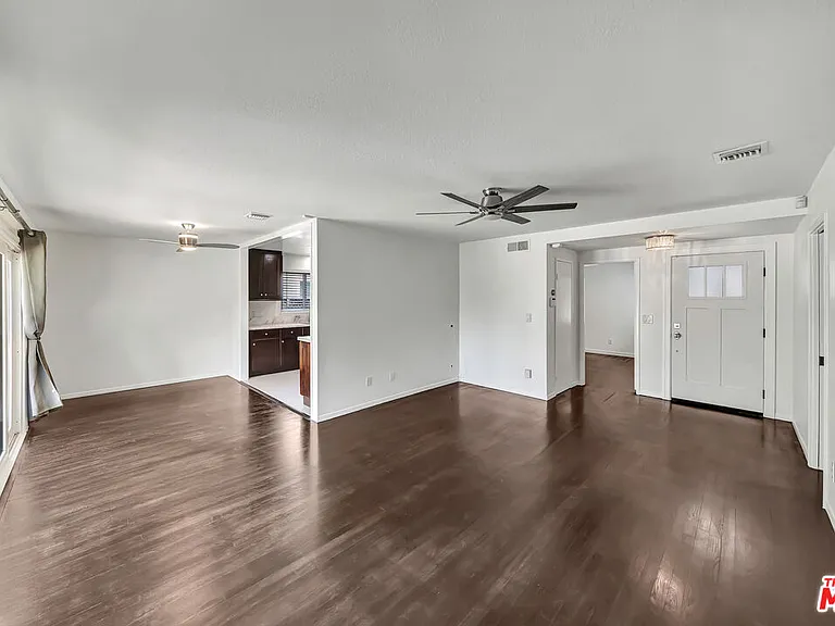 23008 Hamlin St — Photo 7