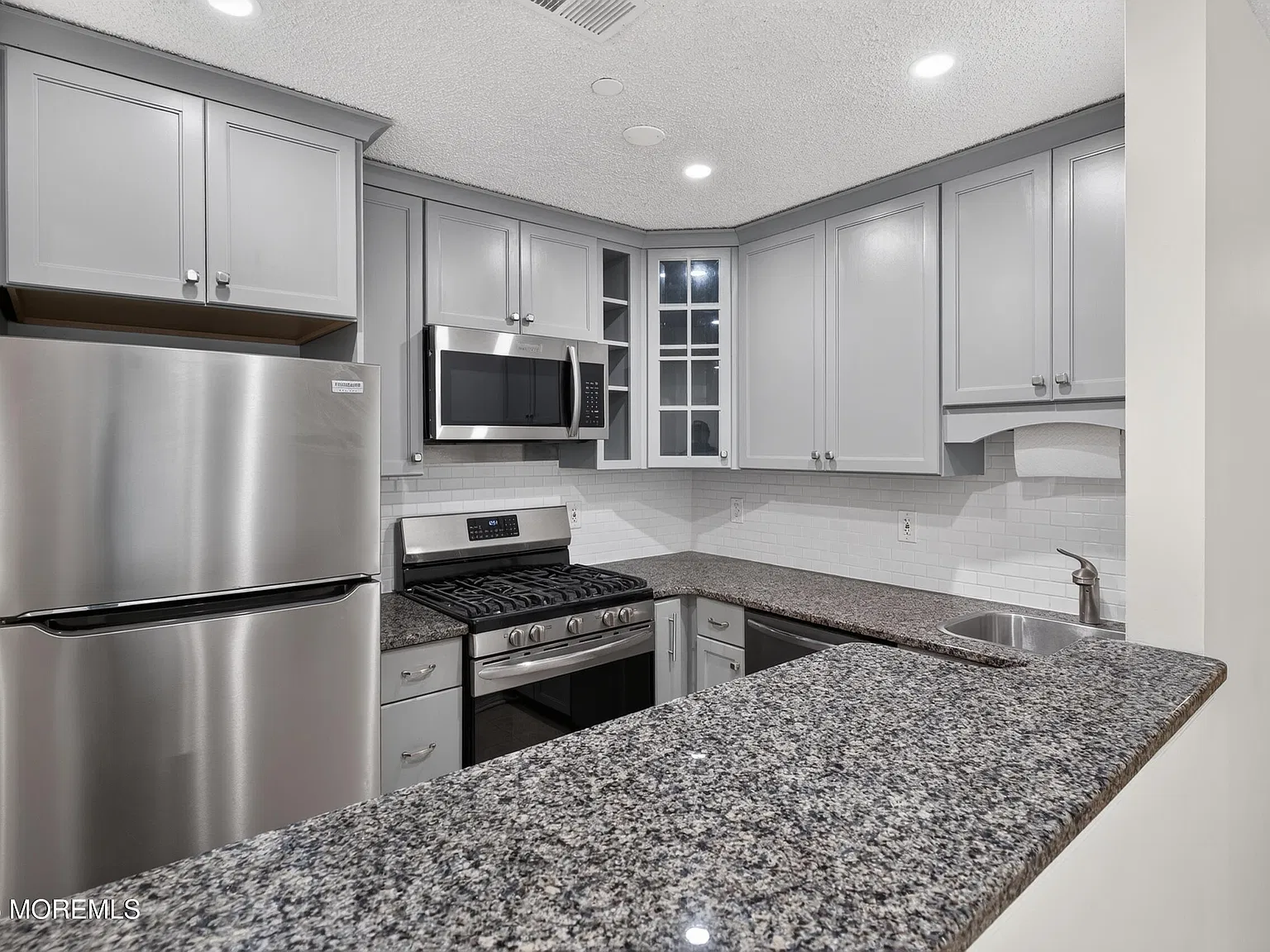 3 bed, 900 sqft, $2,600 — Photo 2