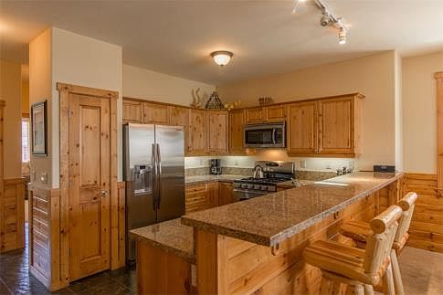 Kitchen w/Breakfast Bar