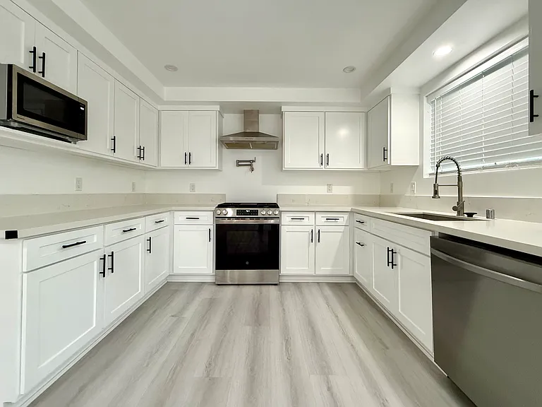 637 N Kingsley Dr #1/2 — Photo 3